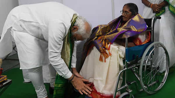 PM Modi: పసల కృష్ణభారతి ఆశీస్సులు తీసుకున్న ప్రధాని మోడీ.. ఫ్రీడమ్ ఫైటర్ కుటుంబానికి సన్మానం..