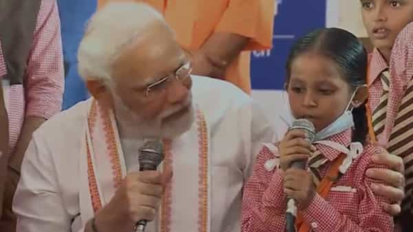 PM Narendra Modi: వారణాసిలో చిన్నారులతో సందడి చేసిన ప్రధాని మోడీ.. నెట్టింట వీడియో వైరల్