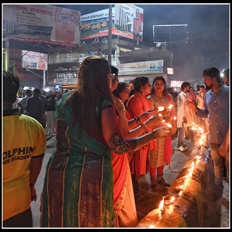 దీపాలు వెలుగులతో రోడ్డు అంత చూడచక్కని రమణీయంగా ఉంది..