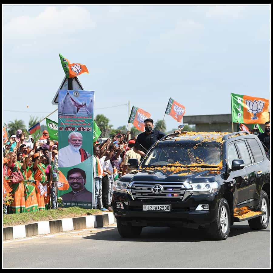 ప్రధాని మోదీ రోడ్డు షో కు సంబంధించిన ఫొటోస్..
