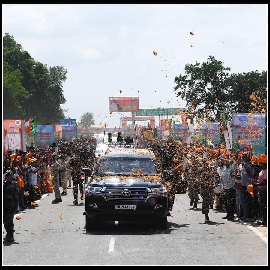 దియోఘర్ ఎయిర్పోర్ట్తో సహా దాదాపు రూ.16,800 కోట్ల వ్యయంతో చేపట్టిన పలు అభివృద్ధి పథకాలను ప్రధాని మోదీ ప్రారంభించారు.