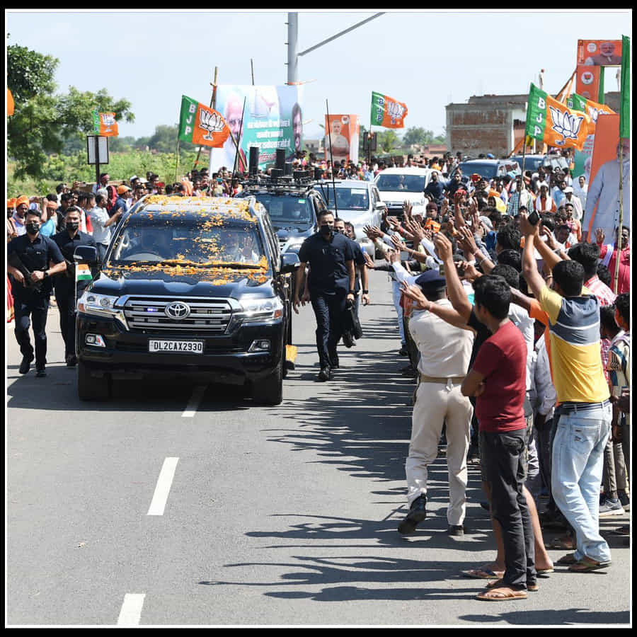 రోడ్డుకు ఇరువైపులా భారీ సంఖ్యలో గుమికూడిన ప్రజలకు అభివాదం చేస్తూ ప్రధాని మోదీ ముందుకు కదిలారు.