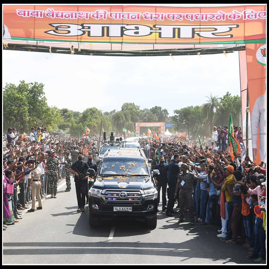 ప్రధాని మోదీ రోడ్డు షో కు సంబంధించిన ఫొటోస్..