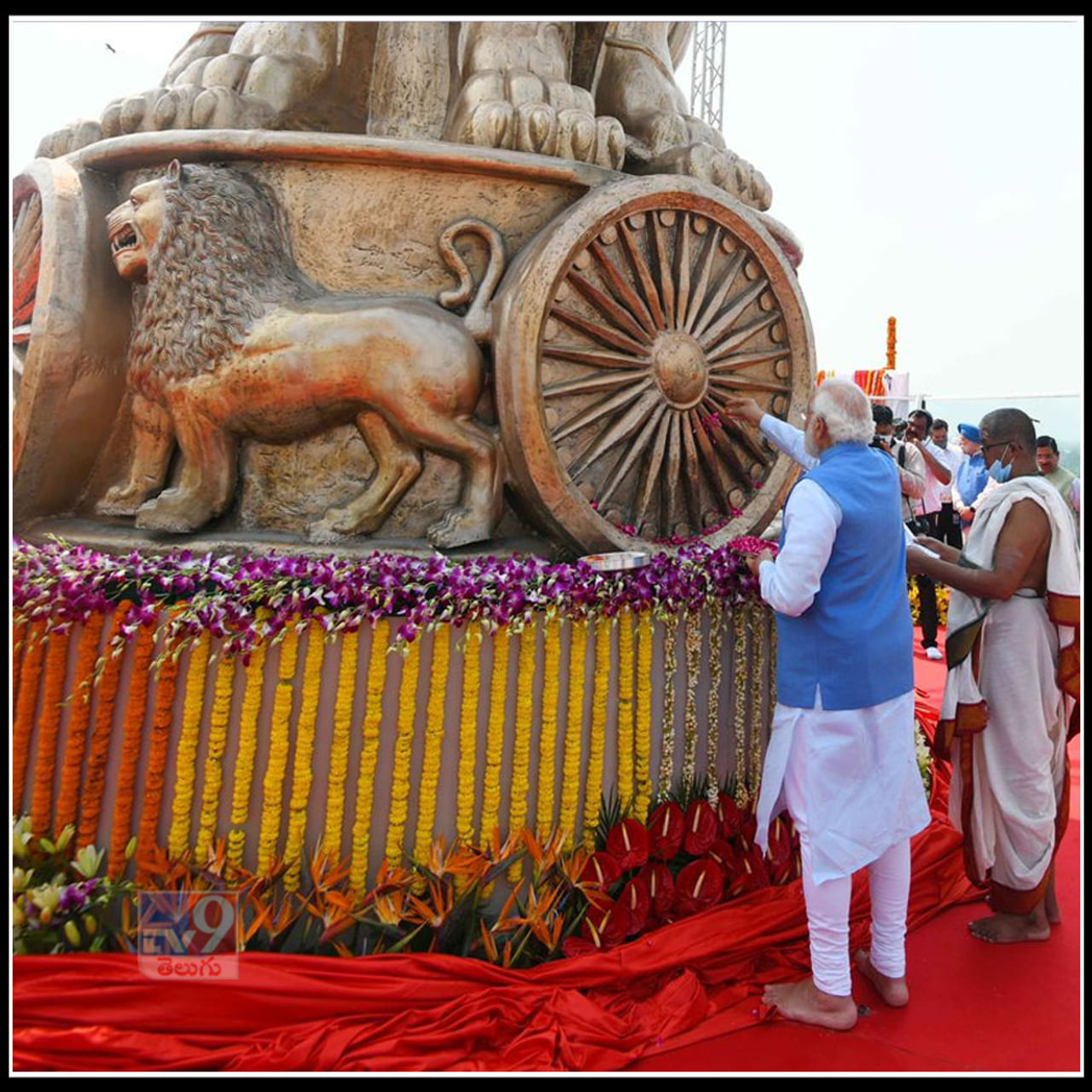 దేశ రాజధాని ఢిల్లీలో నూతనంగా నిర్మిస్తున్న పార్లమెంట్ భవనంపై ఏర్పాటు చేసిన జాతీయ చిహ్నాన్ని ప్రధాన మంత్రి నరేంద్ర మోదీ ఇవాళ ఆవిష్కరించారు. 