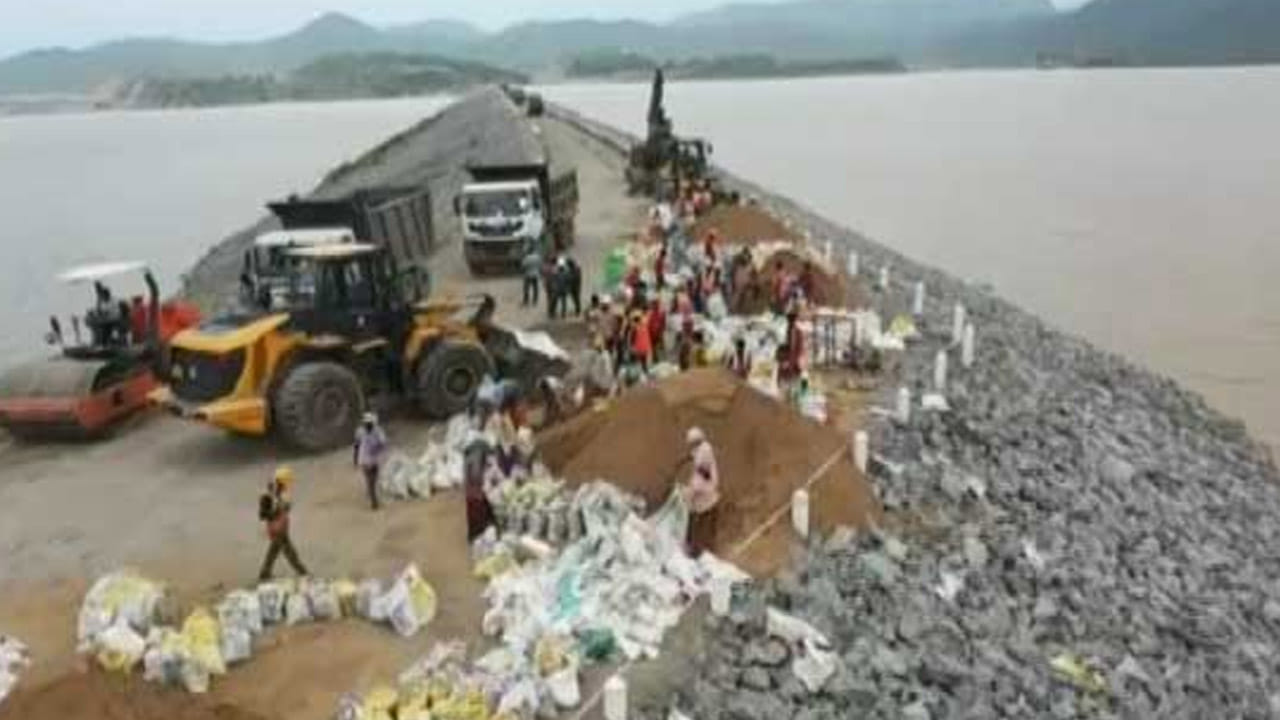 Godavari: పోలవరం వద్ద పోటెత్తుతున్న గోదావరి.. కాఫర్ డ్యాం ఎత్తు పెంపునకు అధికారుల ప్రయత్నాలు