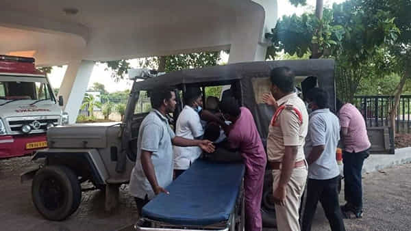 Andhra Pradesh: మానవత్వాన్ని చాటిన వరదయ్యపాలెం పోలీసులు.. అంబులెన్స్లా మారిన..!