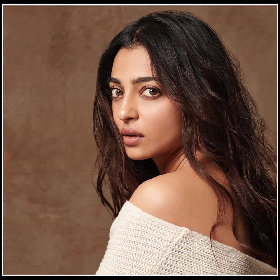 వ్యక్తిగత విషయాలను అందరితో షేర్ చేసుకోవడం ఇష్టం లేదంటూనే... తన భర్త టేలర్ గురించి మాట్లాడింది రాధిక. "నా భర్త నేను ఎప్పుడోసారి కలుసుకుంటాం.