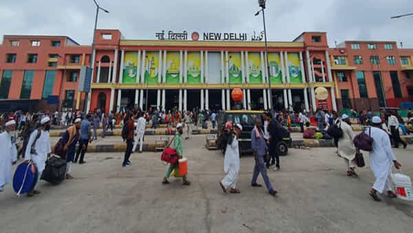 Railway Station: రైల్వే స్టేషన్లో దారుణం.. మహిళపై నలుగురు ఉద్యోగుల సామూహిక అత్యాచారం