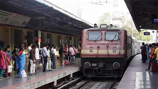 Indian Railway: రైల్వే స్టేషన్లలో ఆగస్టు 1 నుంచి కొత్త నిబంధనలు.. ఎమ్మార్పీకంటే ఎక్కువ వసూలు చేస్తే చర్యలు.. భారీ జరిమానా
