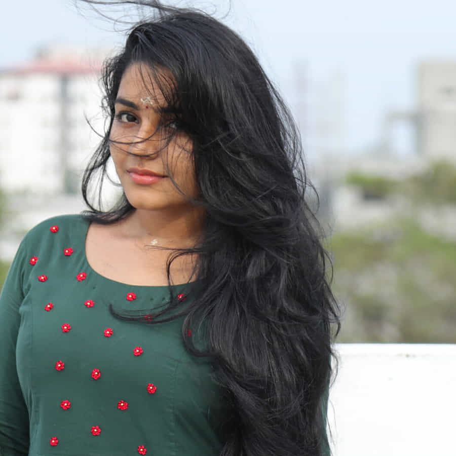 మలయాళంలో క్రేజీ హీరోయిన్ గా రాణిస్తున్న ముద్దుగుమ్మల్లో రజిషా విజయన్ ఒకరు.