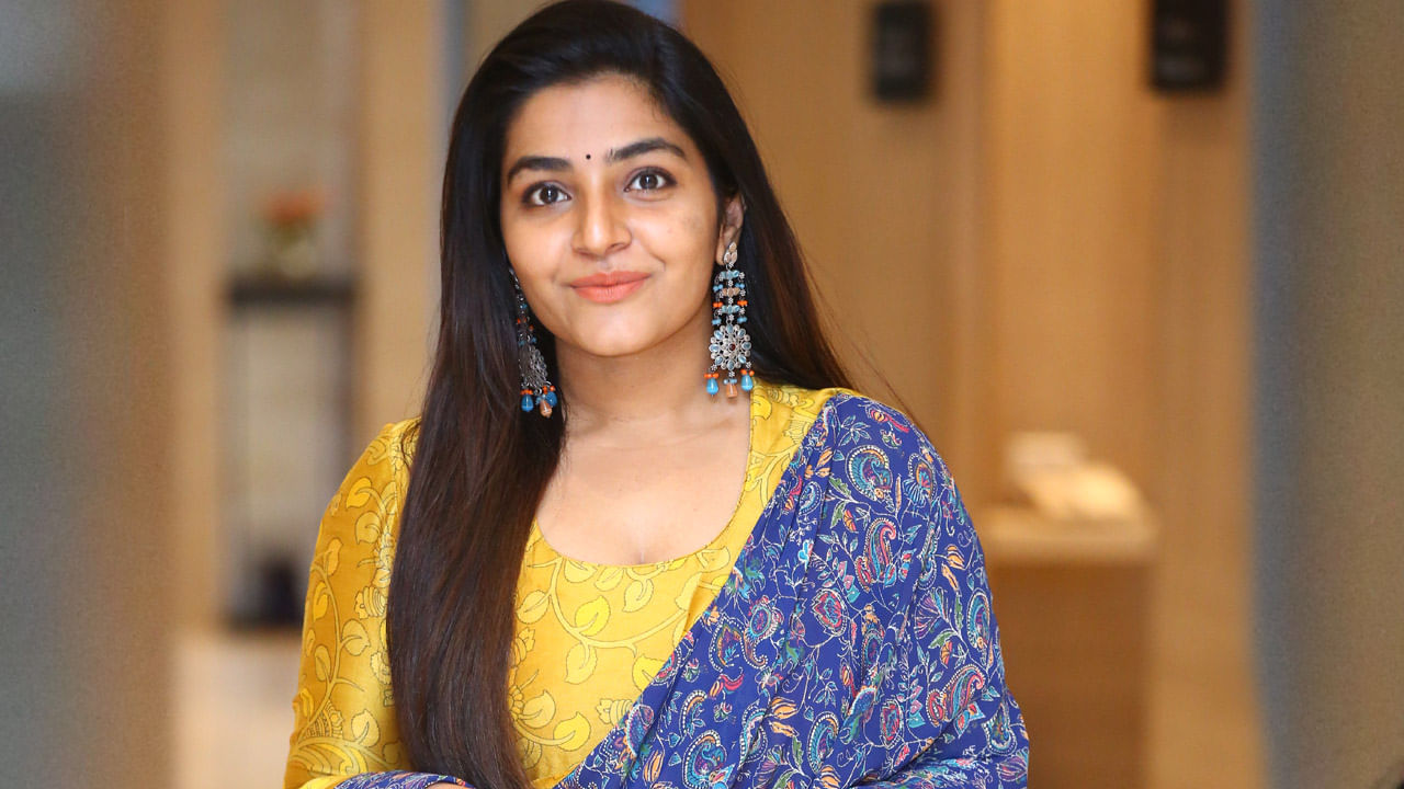 Ramarao On Duty: రవితేజ సెట్లోకి వస్తే ఒక మెరుపులా ఉంటుంది.. రామారావు బ్యూటీ ఓపెన్ కామెంట్స్..