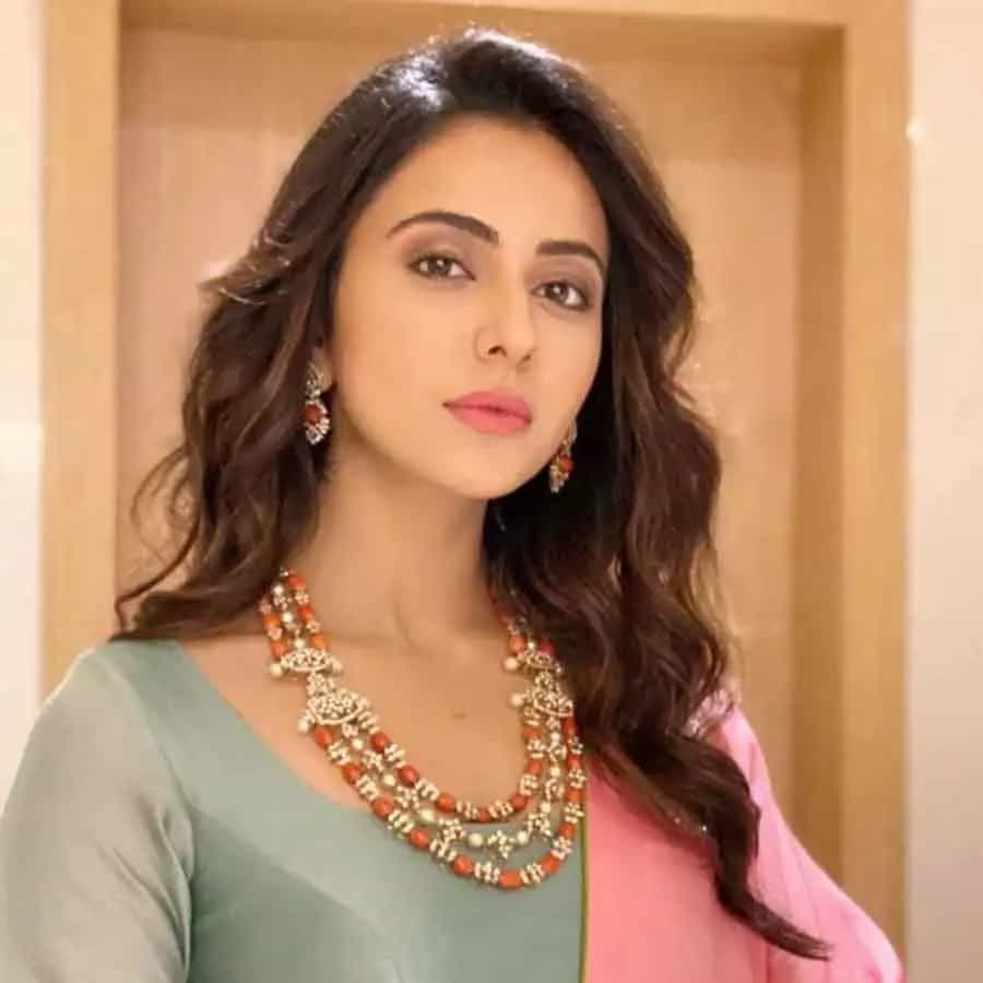 అలాగే అవుట్ అండ్ అవుట్ లవ్ స్టోరీస్ చేసేందుకు ఇష్టపడతాను. దిల్ వాలే దుల్హానియా లేజాయింగే వంటి అందమైన ప్రేమకథలో నటించాలనుకుంటున్నాను. ఎక్కువగా లవ్ స్టోరీస్, బయోపిక్స్ చేసేందుకు మాత్రమే ఇష్టపడతాను. అలాంటి అవకాశం వస్తే తప్పకుండా నటిస్తాను అంటూ చెప్పుకొచ్చింది రకుల్.