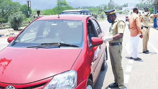 Viral: చెక్పోస్ట్ దగ్గర వాహన తనిఖీలు.. ఒక్కసారిగా దూసుకొచ్చిన బీఎండబ్ల్యూ కారు.. సీన్ కట్ చేస్తే.!