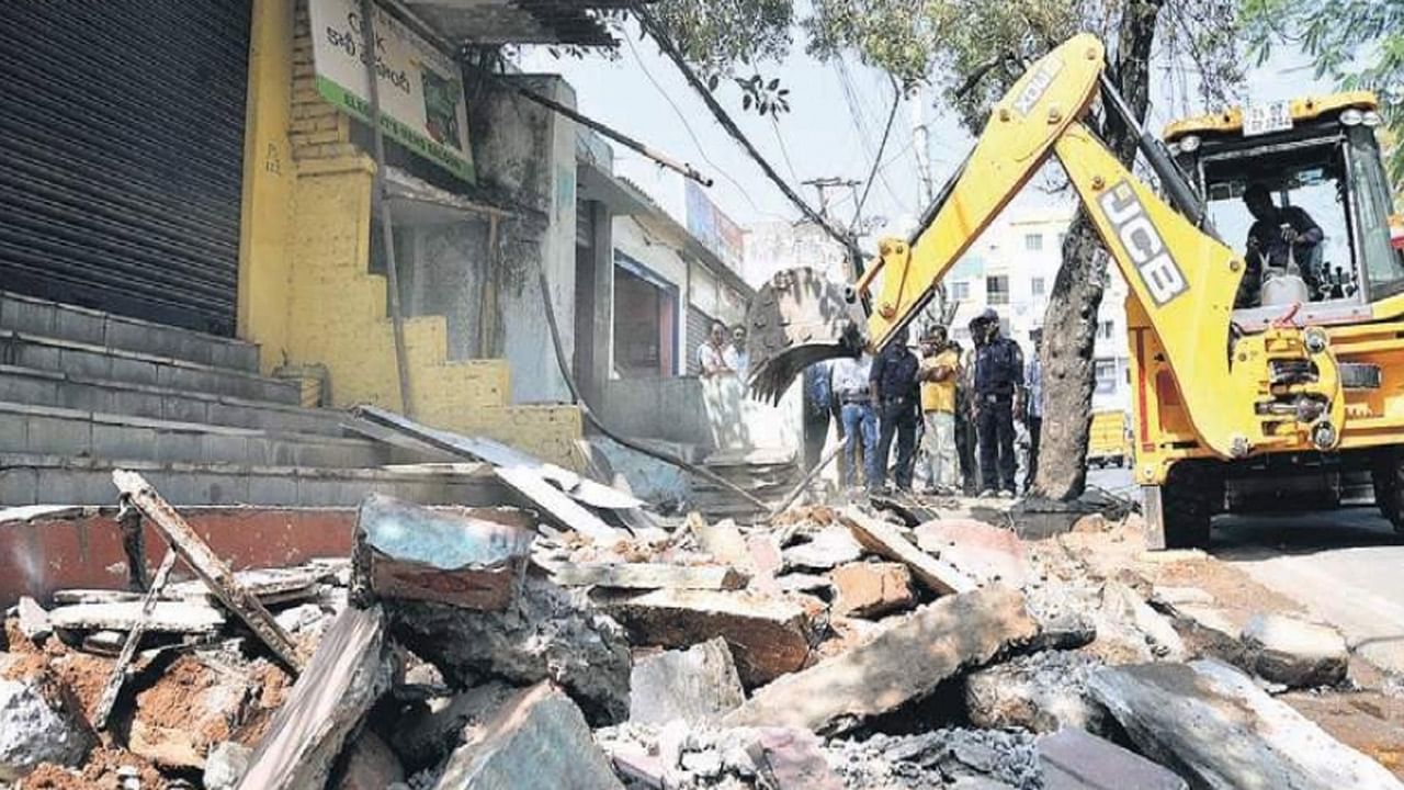 Hyderabad: పాత భవనాలపై జీహెచ్‌ఎంసీ ఫోకస్‌.. కొనసాగుతోన్న కూల్చివేతలు.. ఆ ప్రాంతాల్లో..