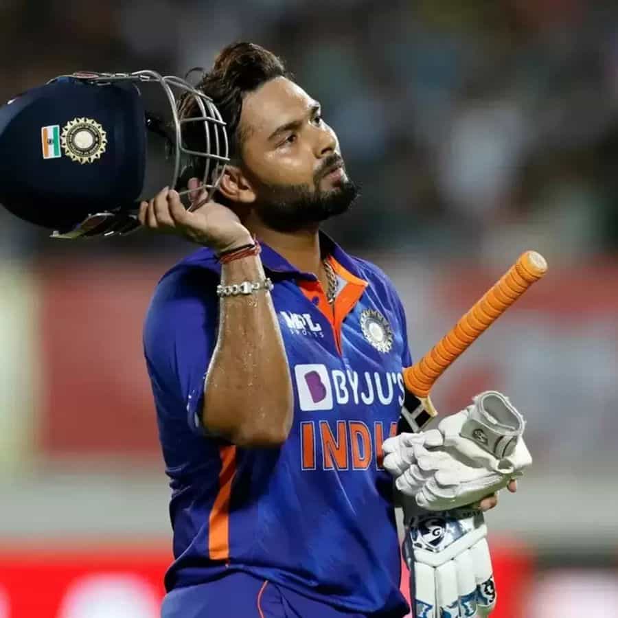 5. రిషబ్ పంత్: ఆడని మ్యాచ్లు: టెస్ట్ -2, ODI-7, T-20-15: గత కొన్ని నెలలుగా అతను ఆల్ ఫార్మాట్ ప్లేయర్గా మారాడు. వైట్ బాల్ క్రికెట్లో అతని స్థానంలో కేఎల్ రాహుల్ వికెట్ కీపింగ్ బాధ్యతలు అందుకున్నాడు. అయితే, మళ్లీ ఆ స్థానాన్ని దక్కించుకోవడం కోసం కష్టపడుతున్నాడు. 2021-22లో న్యూజిలాండ్తో జరిగిన రెండు టెస్టులకు అతను దూరమయ్యాడు. ఆ తర్వాత శ్రీలంక, వెస్టిండీస్తో టీ20 సిరీస్లు ఆడలేదు.