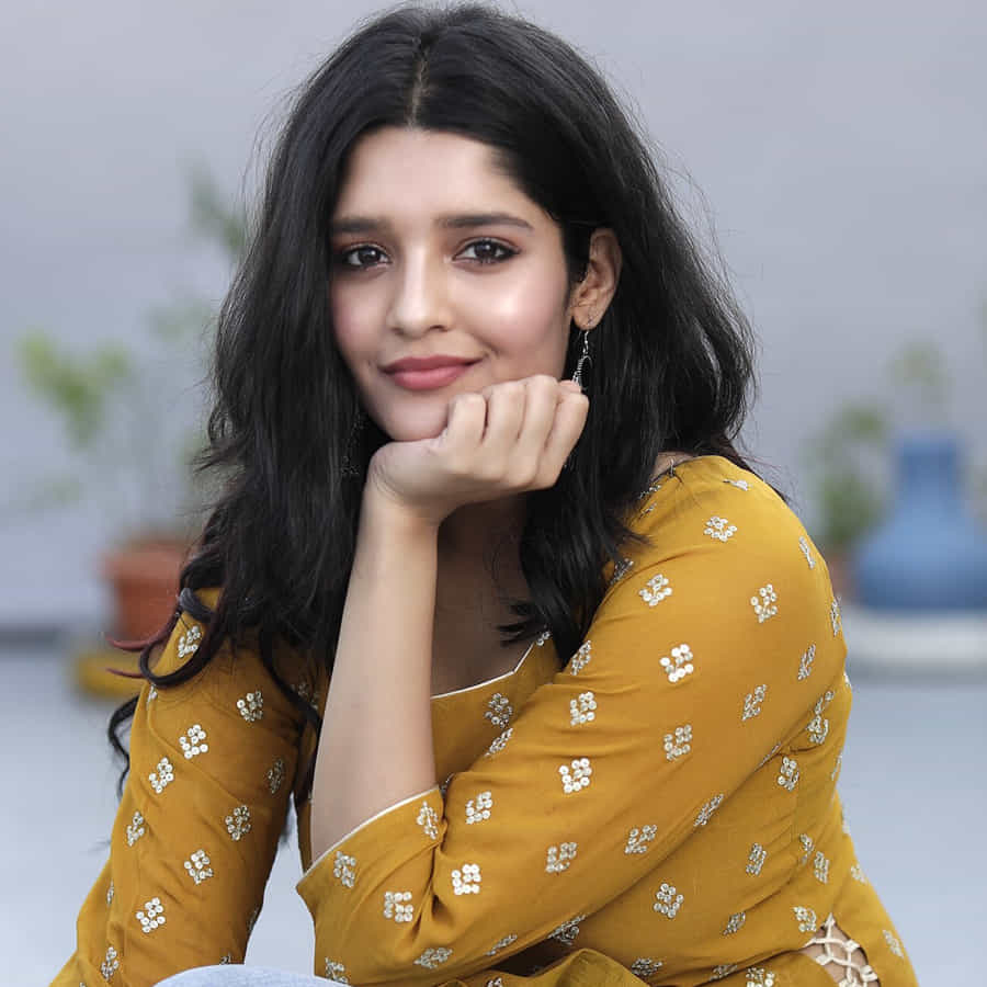   ఇక ఈ అమ్మడు సోషల్ మీడియాలో చాలా యాక్టివ్ గా ఉంటోంది. రకరకాల ఫోటో షూట్స్ తో అభిమానులను అలరిస్తుంది రితిక