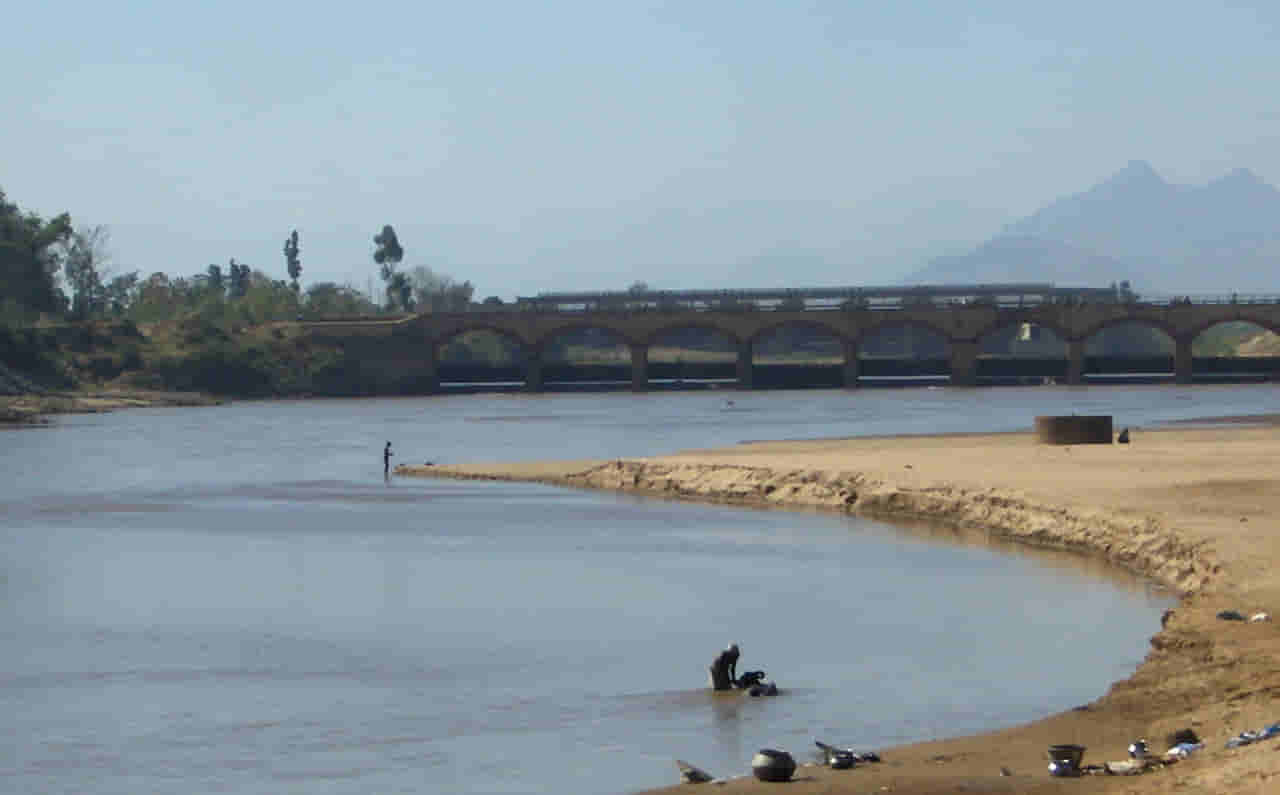 Viral: నదీ తీరానికి వెళ్లిన వ్యక్తికి మెరుస్తూ కనిపించిన వస్తువు.. దగ్గరికి వెళ్లి చెక్ చేయగా అద్భుతం