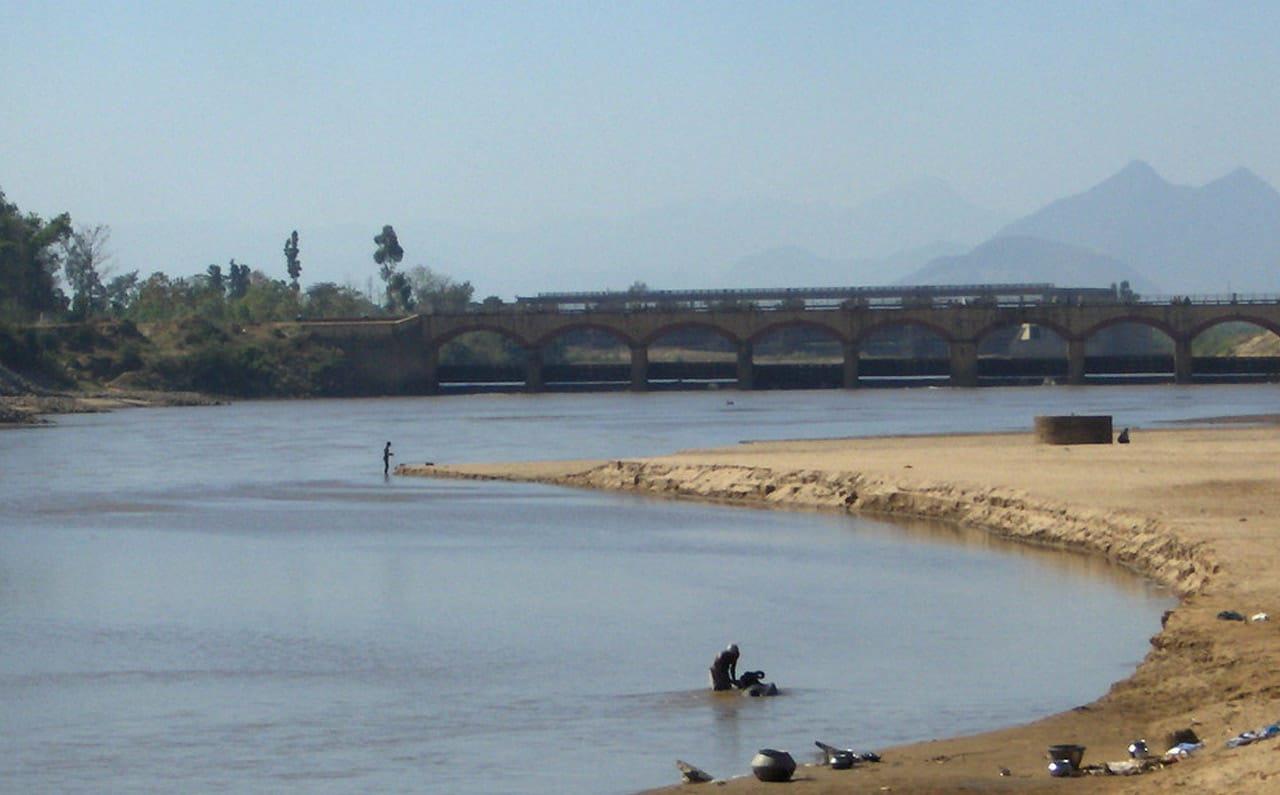 Viral: నదీ తీరానికి వెళ్లిన వ్యక్తికి మెరుస్తూ కనిపించిన వస్తువు.. దగ్గరికి వెళ్లి చెక్ చేయగా అద్భుతం