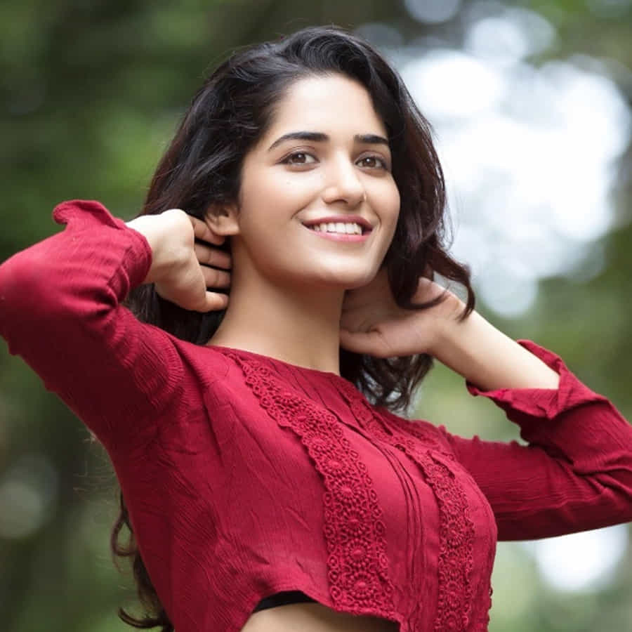 ఇటీవల ఇన్ స్టా వేదికగా వేడెక్కించే ఫోటోలను షేర్ చేస్తూ రుహానీ స్పీడ్ పెంచింది.
