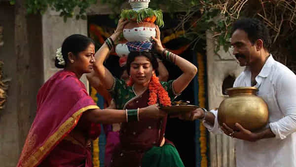 Sai Pallavi: బోనమెత్తిన సాయిపల్లవి.. నెట్టింట్లో ట్రెండ్ అవుతోన్న విరాటపర్వం డైరెక్టర్ ట్వీట్