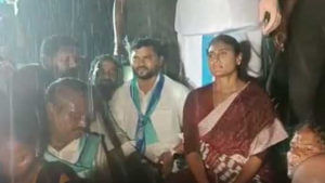 Telangana: జోరు వానలోనూ షర్మిల దీక్ష.. టీఆర్ఎస్ కార్యకర్తల అరెస్టుకు డిమాండ్
