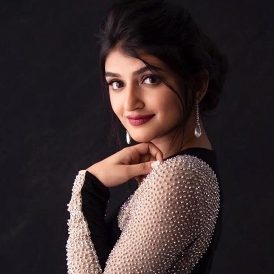 లేటేస్ట్ అప్టేట్ ప్రకారం త్రివిక్రమ్ సినిమాలో మహేష్ మరదలు పాత్రలో ఆమె కనిపించనుందట.