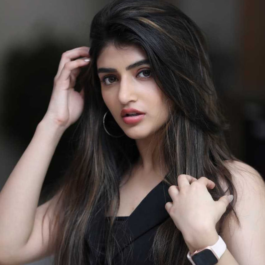 పెళ్లి సందడి సినిమాతో తెలుగు చిత్రపరిశ్రమలోకి హీరోయిన్ గా అరంగేట్రం చేసింది శ్రీలీల