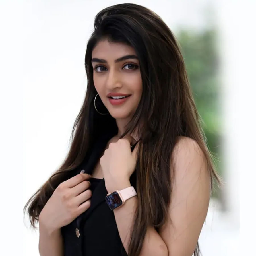 శ్రీలల తన క్యూట్ లుక్సుతో యువకుల గుండెలను గుల్ల చేసింది.ప్రస్తుతం మాస్ మాహారాజా సరసన ధమాకా సినిమాలో నటిస్తోంది