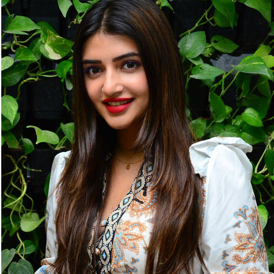 మొదటి సినిమాతోనే సూపర్ హిట్ అందుకుంది. అందం, అభినయంతో తెలుగులో వరుస ఆఫర్లతో దూసుకుపోతుంది.