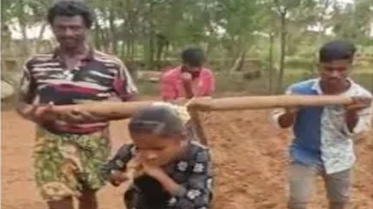 Andhra Pradesh: కుమారులే కాడెడ్లయ్యారు.. దుక్కి దున్నుతూ తండ్రికి బాసటగా నిలిచారు