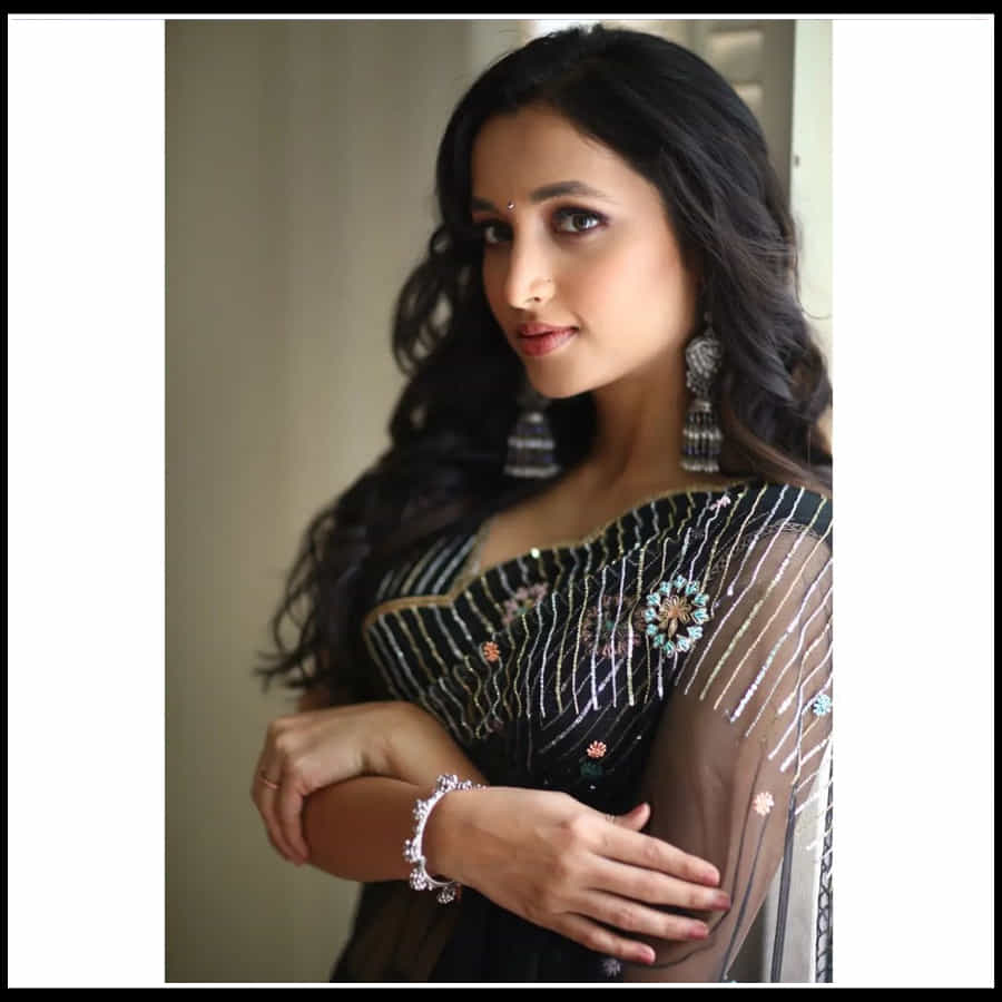 Srinidhi Shetty: గ్లామర్ డోస్ పెంచిన అందాల నిధి శ్రీ నిధి..