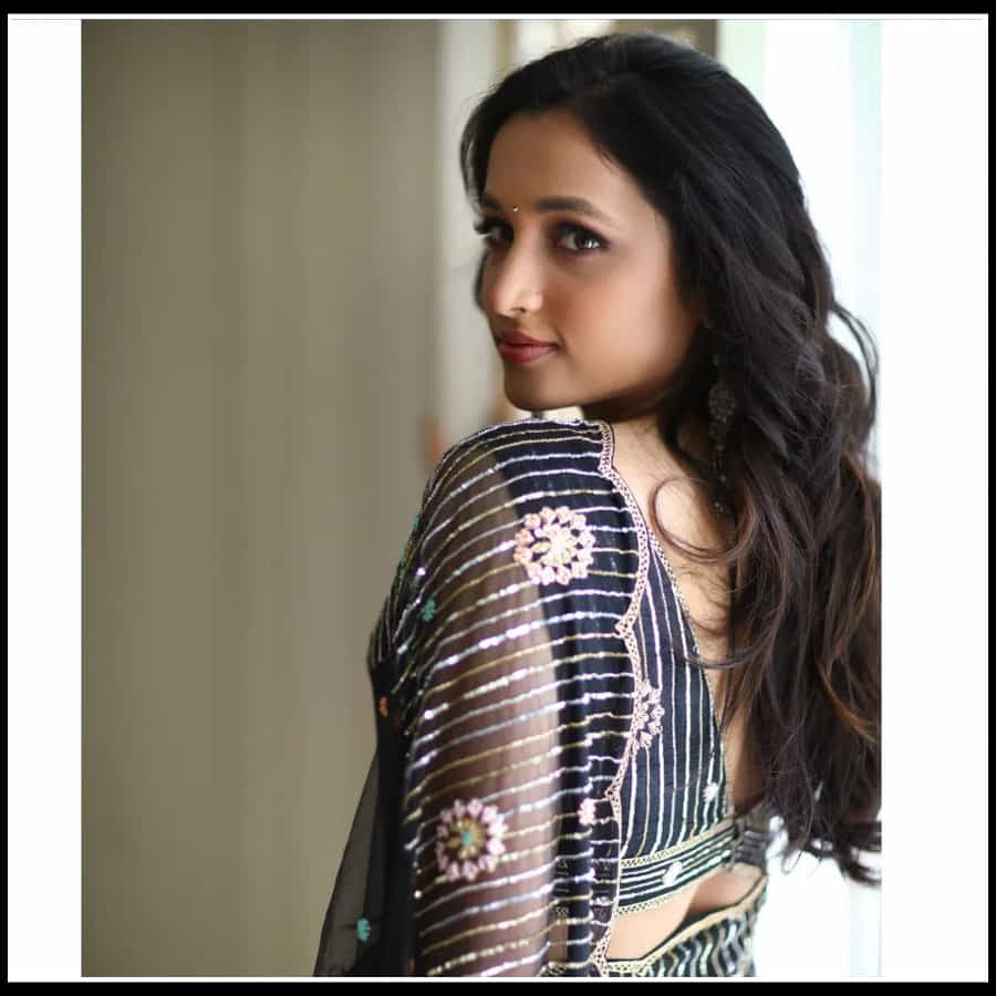 Srinidhi Shetty: గ్లామర్ డోస్ పెంచిన అందాల నిధి శ్రీ నిధి..