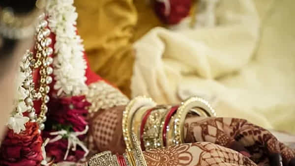 Strange Wedding: ఇదెక్కడి సాంప్రదాయంరా బాబు..! శుభమా అంటూ పెళ్లి జరిగితే... వధువును అత్తారింటికి అలా సాగనంపాలట..