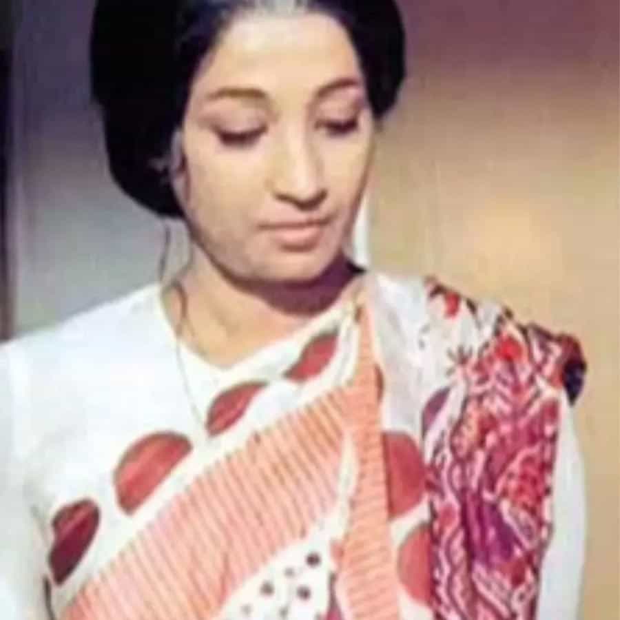 1975లో సంజీవ్ కుమార్ తెరకెక్కించిన 'ఆంధీ' సినిమాలో సుచిత్రా సేన్ పవర్ ఫుల్ లీడర్గా ఇందిరాగాంధీ పాత్రలో కనిపించారు.