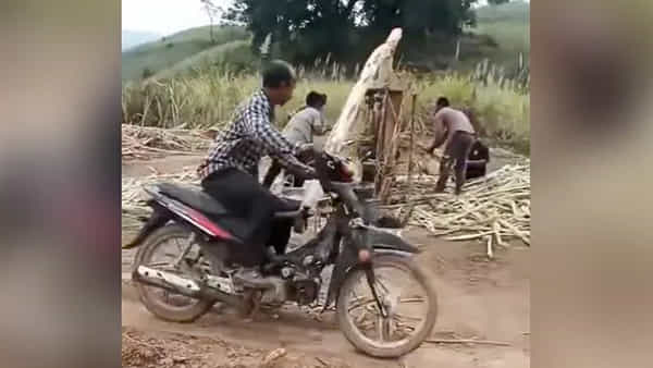 Video Viral: ఓర్నీ.. భలే ఐడియా గురూ.. ఇట్టే రసంపిండేస్తున్నాడుగా.. వైరలవుతున్న వీడియో