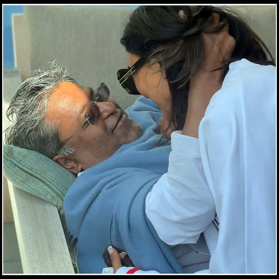 ఐపీల్ ఫౌండర్ గా.. మాజీ చైర్యన్గా.. మనీ లాండరింగ్ నిందుడిగా.. దేశం విడిచి పారిపోయిన వ్యాపారవేత్తగా అందరికీ సుపరిచితుడైన లలిత్ మోదీ.. లేటు వయసులో.. గాటు ప్రేమను కనిపెట్టారు. మాజీ మిస్ యూనివర్స్ సుస్మిత సేన్తో ప్రేమలో పడినట్టు సోషల్ మీడియా వేదికగా రివీల్ చేశారు.