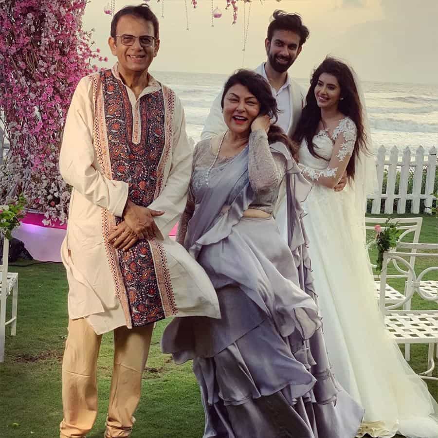 సుస్మిత బ్రదర్ రాజీవ్ సేన్ వృత్తిరీత్యా మోడల్, నటుడు. సుస్మిత సోదరుడి భార్య చారు అసోపా. ఐతే వీరిరువు త్వరలో విడాకులు తీసుకోబోతున్నారు. రాజీవ్-చారులకు జియానా అనే కుమార్తె కూడా ఉంది. ఇక బాలీవుడ్ నటి సుస్మితకు ఇద్దరు కుమార్తెలు(రెనే, అలీషా) ఉన్నారు. వీరిని దత్తత తీసుకుని పెంచుకుంటున్న విషయం తెలిసిందే.