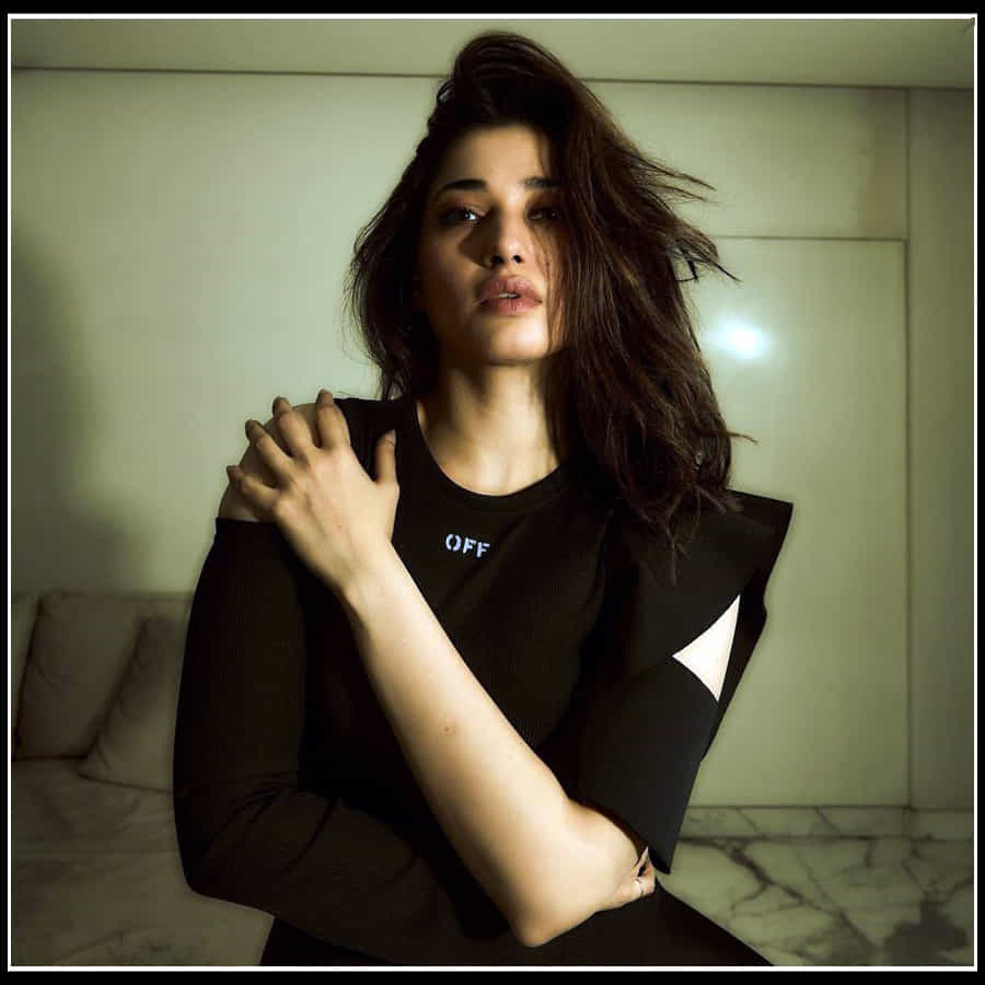 Tamannaah Bhatia: మోడరన్ డ్రస్ లో 'తమన్నా' దగ దగ మనిపించే  మెరుపులు 