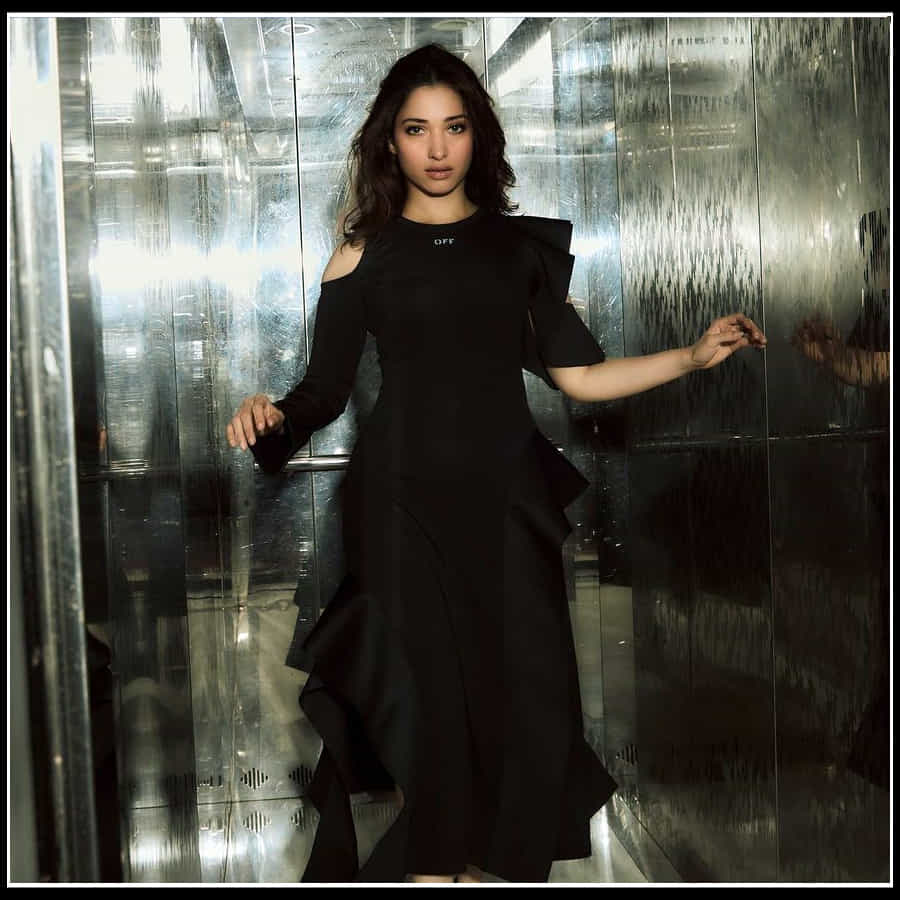 Tamannaah Bhatia: మోడరన్ డ్రస్ లో 'తమన్నా' దగ దగ మనిపించే  మెరుపులు 