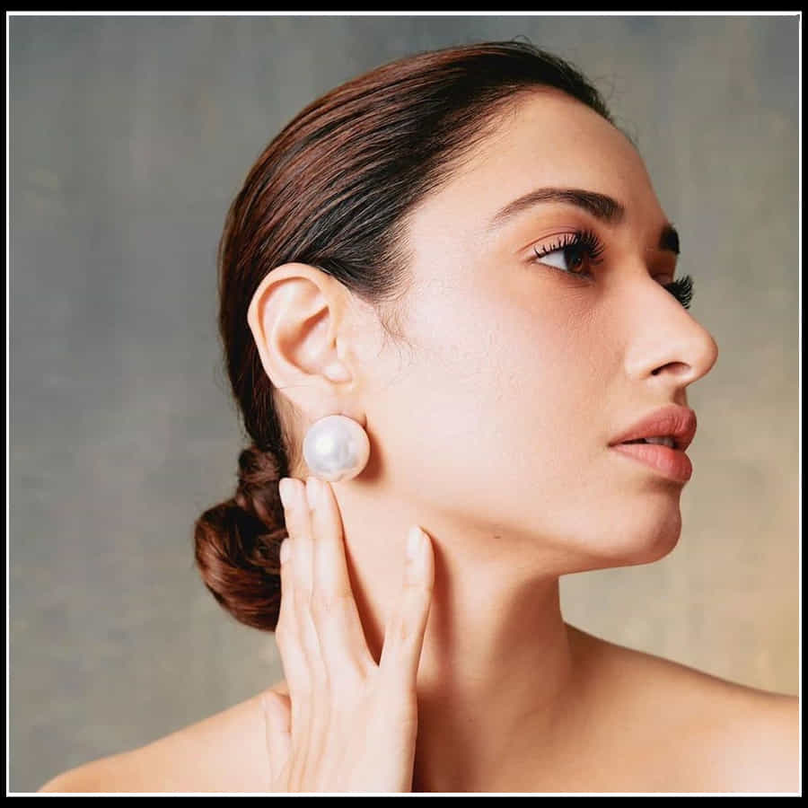 Tamannaah Bhatia: మోడరన్ డ్రస్ లో 'తమన్నా' దగ దగ మనిపించే  మెరుపులు 