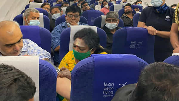 Tamilisai Soundararajan: మంచి మనసున్న మన గవర్నర్.. విమానంలో ఛాతీ నొప్పి బాధితుడికి అత్యవసర చికిత్స చేసి..
