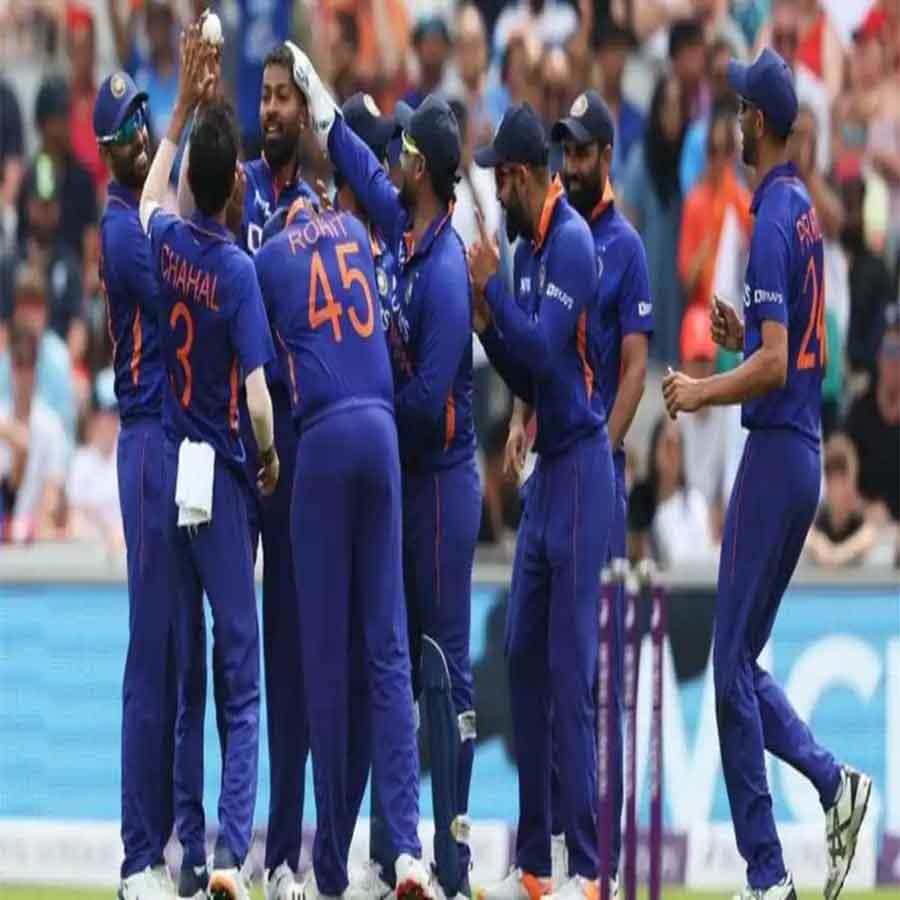క్రికెట్ చరిత్రలో ఒక్క ఏడాదిలోనే టీమ్ ఇండియాకు ఏడుగురు కెప్టెన్లను రంగంలోకి దించి.. బీసీసీఐ ప్రత్యేక రికార్డును లిఖించింది. అత్యధిక సార్లు కెప్టెన్లను మార్చిన జట్టుగా శ్రీలంక (2017) పేర ఉన్న రికార్డును టీమిండియా సమం చేసింది. అంతేకాకుండా ఒక ఏడాదిలో 6 మంది కెప్టెన్లను రంగంలోకి దించిన దేశాల్లో ఆస్ట్రేలియా (2021), జింబాబ్వే (2001), ఇంగ్లండ్ (2011) రికార్డులను టీమిండియా అధిగమించింది.1959లో తొలిపారిగా టీమ్ ఇండియా ఐదుగురు కెప్టెన్లను మార్చింది. ఇప్పుడు ఏకంగా ఏడుగురు కెప్టెన్లు రంగంలోకి దించి టీమ్ ఇండియా సరికొత్త చరిత్ర సృష్టించింది.