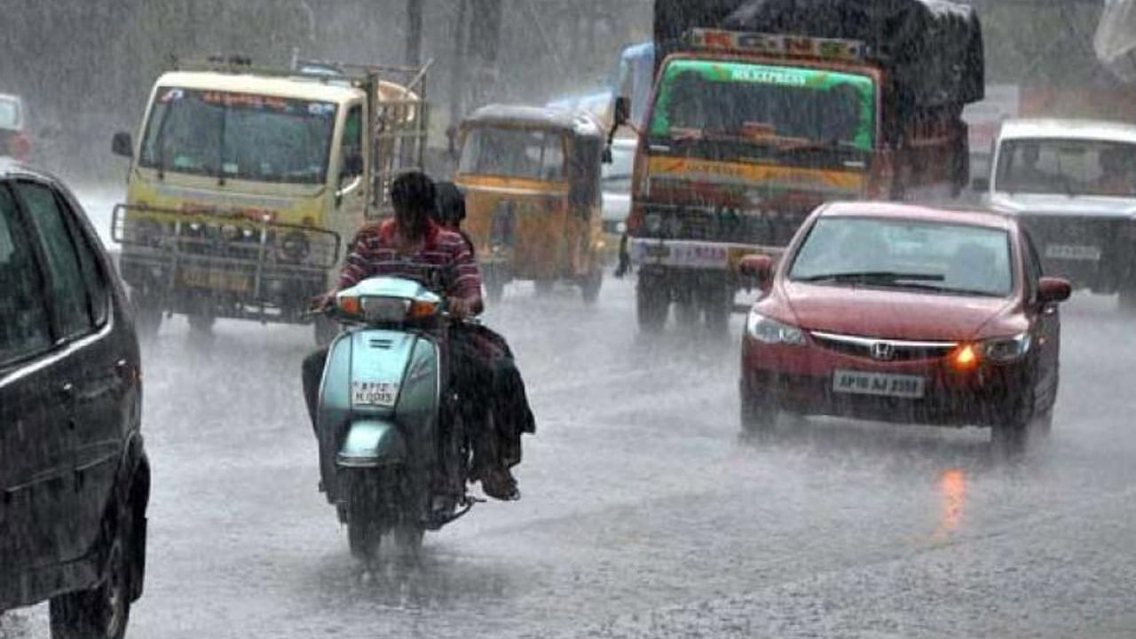 Telangana Weather: తెలంగాణలోని ఈ జిల్లాలకు రెడ్ అలెర్ట్.. వచ్చే 3 గంటలు భారీ వర్షాలు..