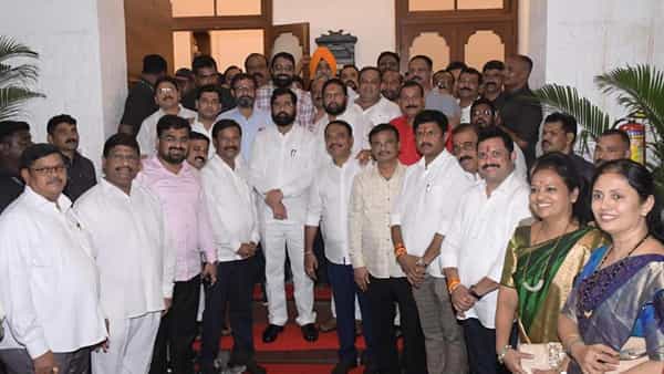 Maharashtra: ఉద్ధవ్ థాక్రేకు మరో షాక్.. షిండే గ్రూపులోకి 66 మంది శివసేన కార్పొరేటర్లు..