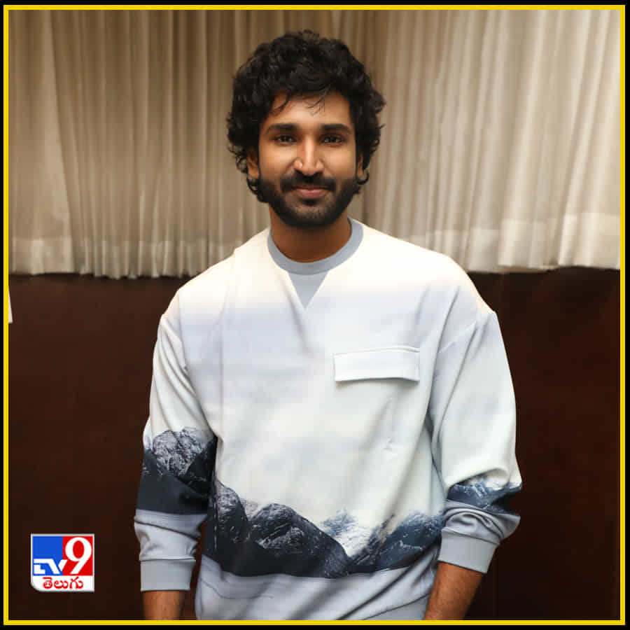 కిల్లింగ్ లుక్స్ తో రామ్ ఎంట్రీ ఫోటోస్