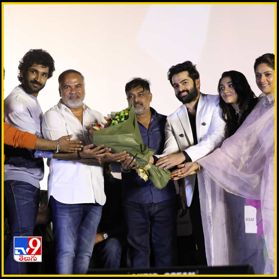 కిల్లింగ్ లుక్స్ తో రామ్ ఎంట్రీ ఫోటోస్