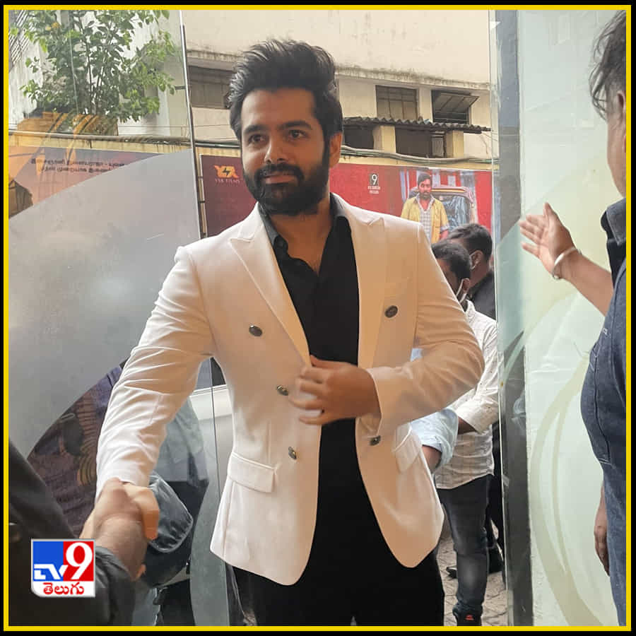 కిల్లింగ్ లుక్స్ తో రామ్ ఎంట్రీ ఫోటోస్