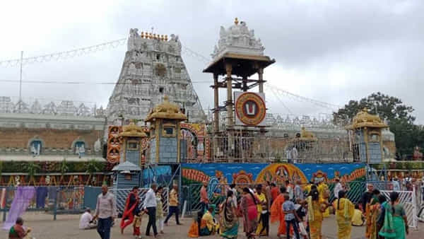 Tirumala Darshan: తిరుమల శ్రీవారి భక్తులకు గుడ్న్యూస్.. ఇవాళ్టి నుంచి ఆన్లైన్లో అంగప్రదక్షణ టోకెన్లు..