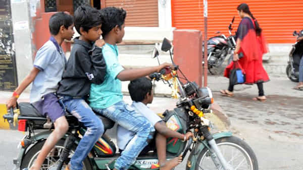 Traffic Rules: పేరెంట్స్ బీ అలర్ట్.. మీ పిల్లలకు బండి ఇస్తున్నారా.? జైల్లో కూర్చుంటారు జాగ్రత్త..