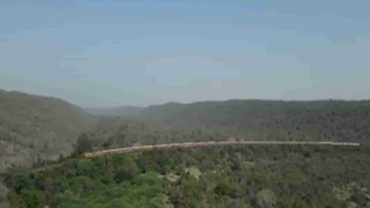 Video Viral: ఈ రూట్ లో రైలు ప్రయాణం.. జీవితంలో మర్చిపోలేని అనుభూతినిస్తుంది.. మనసు దోచేస్తున్న దృశ్యాలు